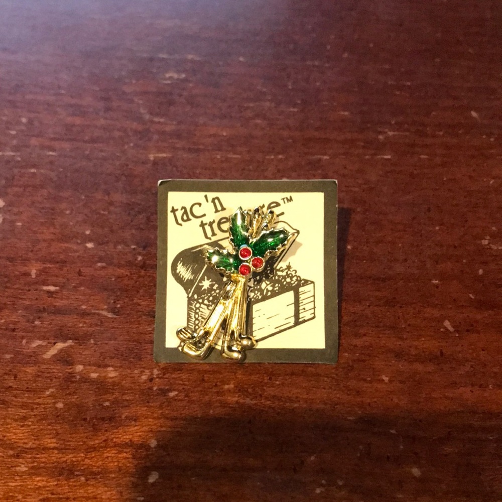Tac’n’Treasure Holiday Mistletoe Gold Club Pin